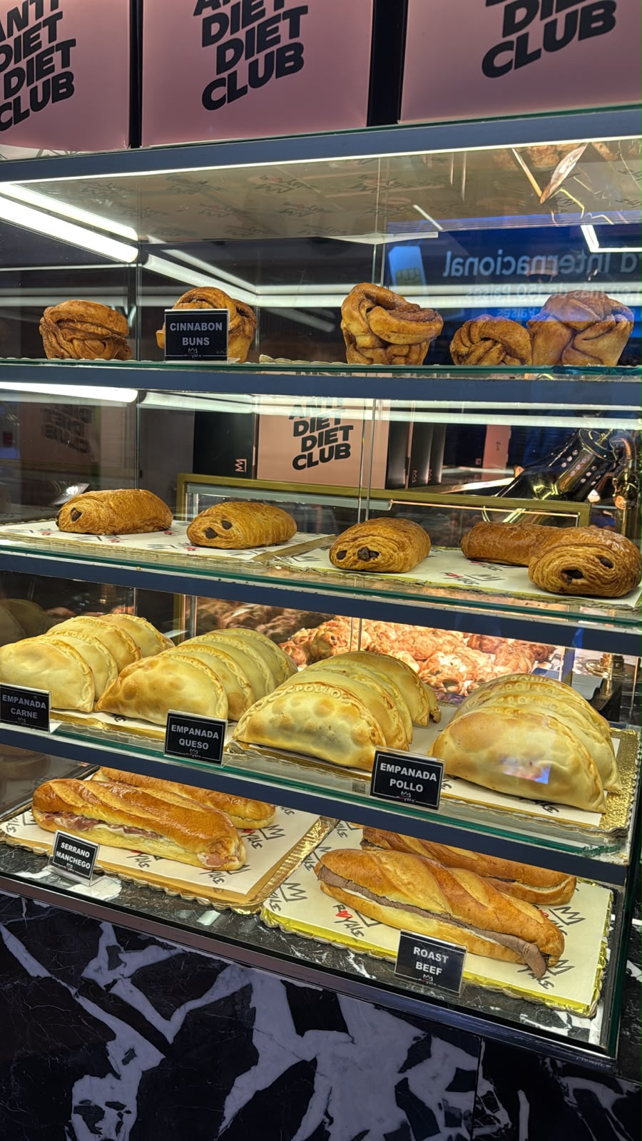 Vitrina de productos de Royale Bakery